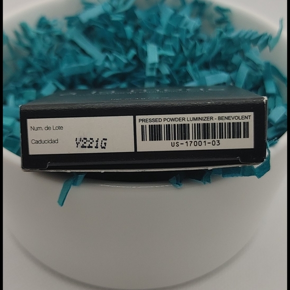 Younique Powder Luminizer - Benevolent NWT - Picture 2 of 3